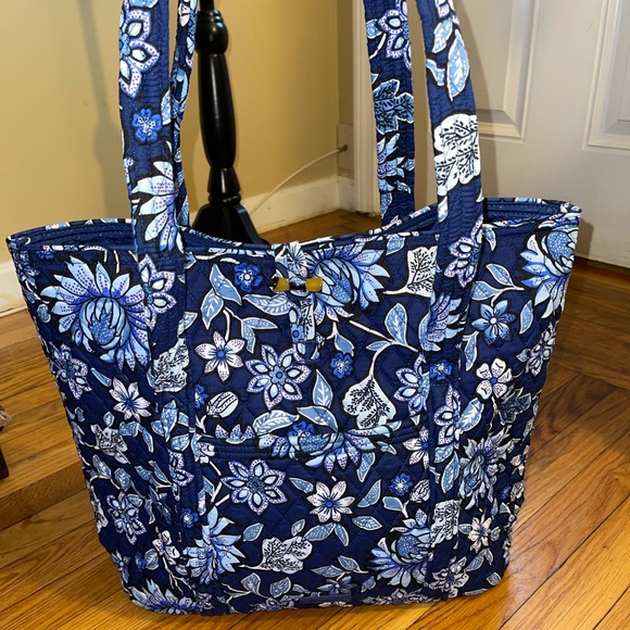 Vera Bradley Handbags - NWT Vera Bradley “Vera” tote